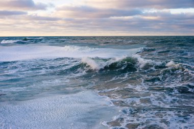 Fırtınada donmuş Baltık Denizi 