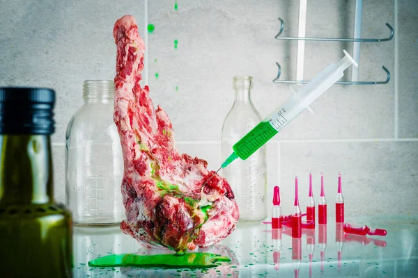 Egy Darab Hús Egy Zöld Anyagot Tartalmazó Fecskendővel — Stock Fotó