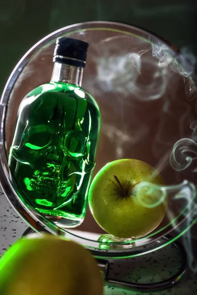 Riflesso Una Mela Verde Uno Specchio Con Una Bottiglia Verde — Foto Stock