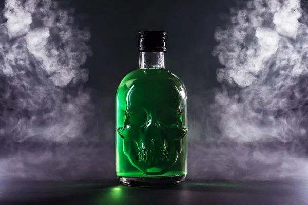 Bottiglia Forma Teschio Umano Con Una Bevanda Verde Uno Sfondo — Foto Stock