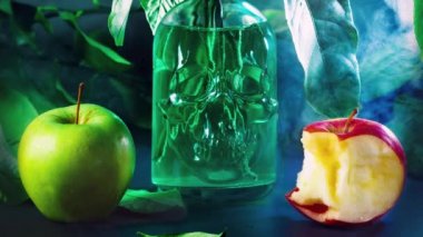 İki fotoğraftan alınan kısa video gif şeklindeki iki yeşil, kırmızı elma ve bir vazo içinde insan kafatası kırmızı elma şeklinde ağaç dalları ısırılıyor.
