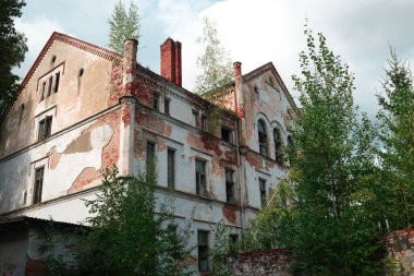 Doğu Prusya kışlası ve psikiyatri hastanesi kalıntıları.