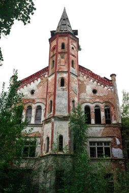 Doğu Prusya kışlası ve psikiyatri hastanesi kalıntıları.