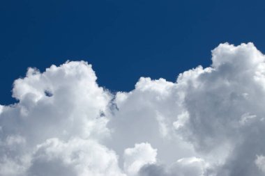 Gün boyunca gökyüzünde bulutlar