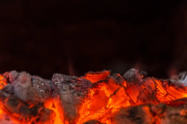 Ateşin içinde sıcak kömür