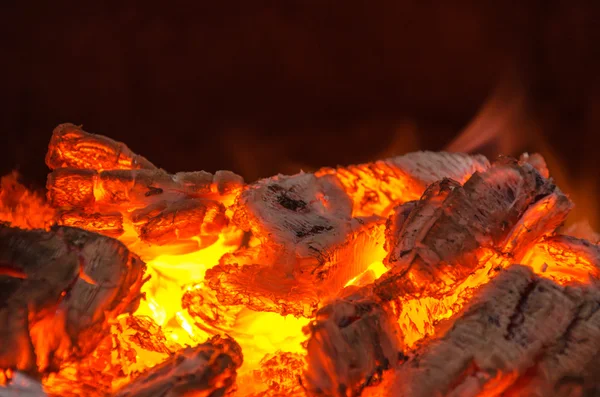 Ateşin içinde sıcak kömür