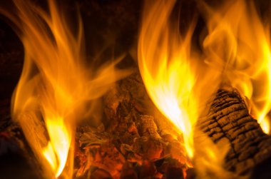 Ateşin içinde sıcak kömür