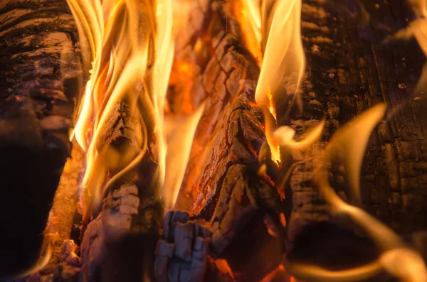 Žhavé uhlíky v ohni — Stock fotografie