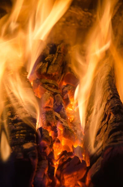 Heiße Kohlen im Feuer — Stockfoto