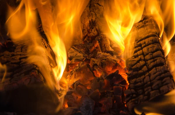 Heiße Kohlen im Feuer — Stockfoto