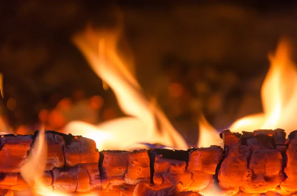 Heiße Kohlen im Feuer — Stockfoto