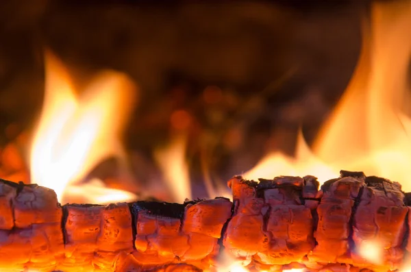 Ateşin içinde sıcak kömür