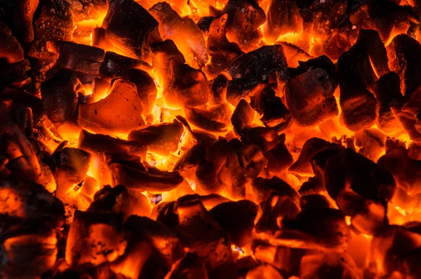 Carbones calientes en el fuego — Foto de Stock