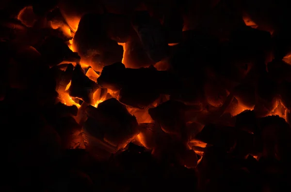 火の中の熱い石炭は — ストック写真