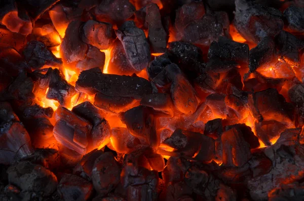 Glödande kol i elden — Stockfoto