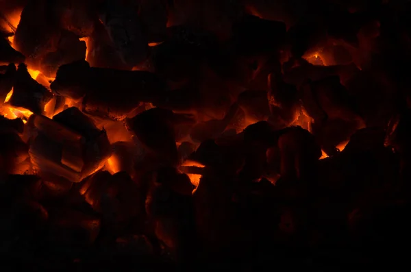 Ateşin içinde sıcak kömür — Stok fotoğraf