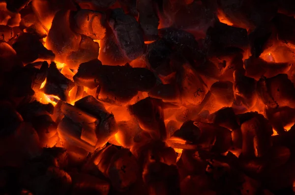 Heiße Kohlen im Feuer — Stockfoto