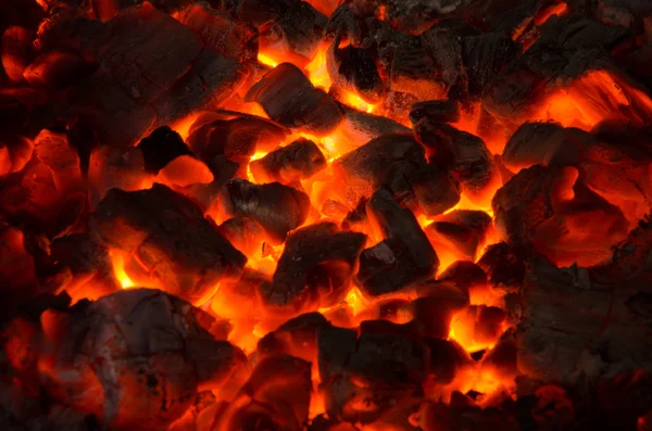 Heiße Kohlen im Feuer — Stockfoto