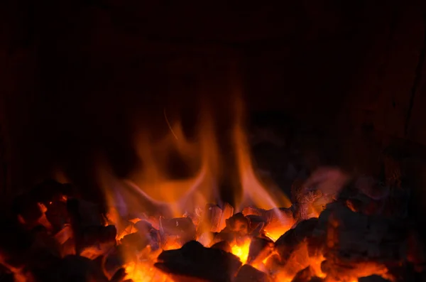 Hot coals in the fire — Stock Photo, Image