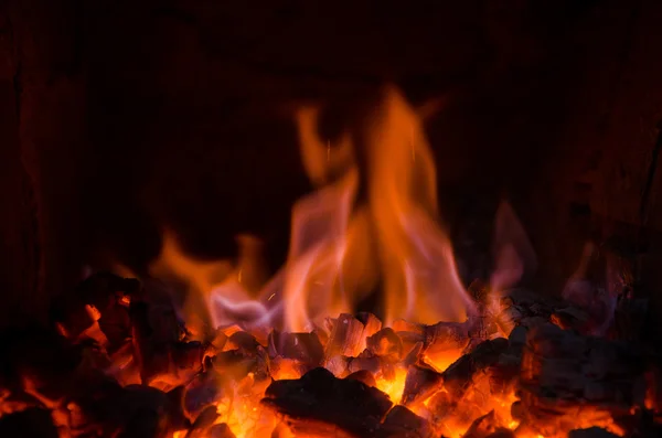 Hot coals in the fire — Stock Photo, Image