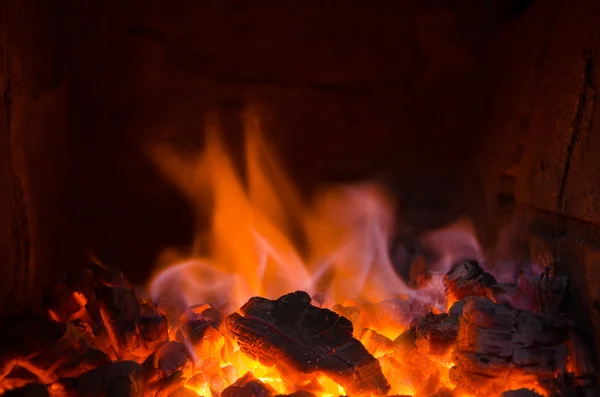 Hot coals in the fire — Stock Photo, Image