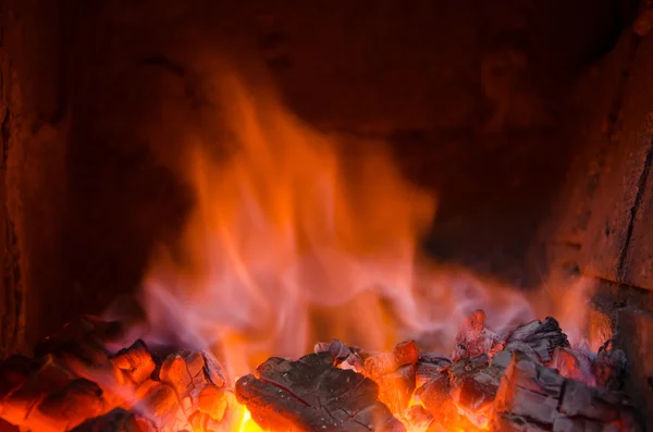Gorące węgle w ogniu — Zdjęcie stockowe