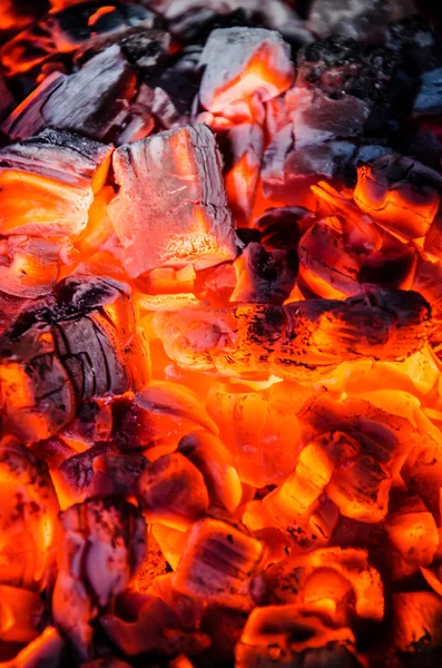 Heiße Kohlen im Feuer — Stockfoto