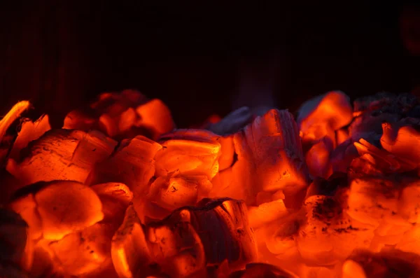 Brasas quentes no fogo — Fotografia de Stock