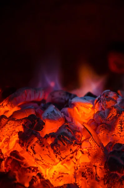 火の中の熱い石炭は — ストック写真