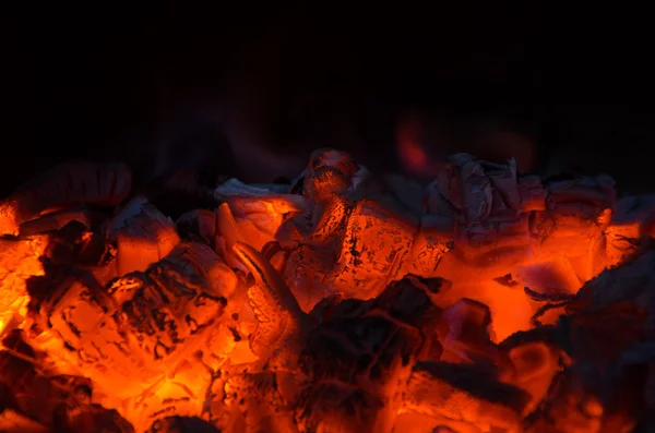 Heiße Kohlen im Feuer — Stockfoto