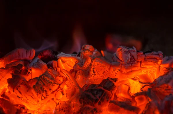 Heiße Kohlen im Feuer — Stockfoto