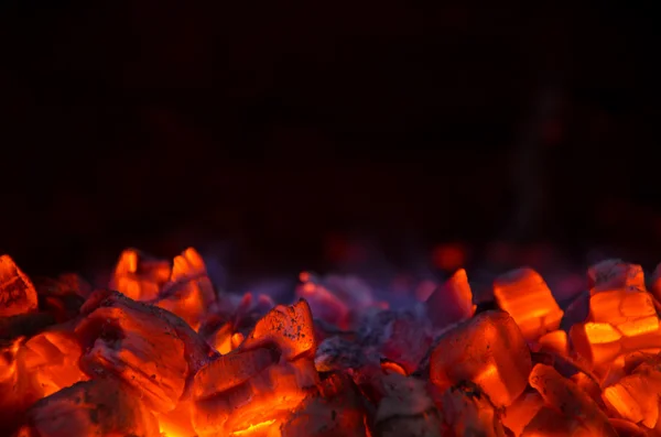 Carbones calientes en el fuego —  Fotos de Stock