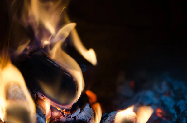 Carboni ardenti nel fuoco — Foto Stock