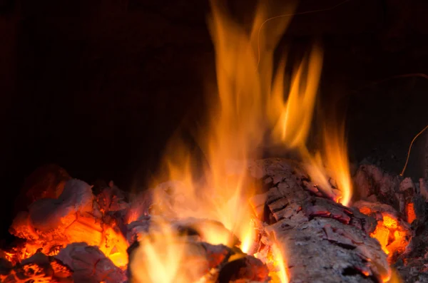 Hot coals in the fire — Stock Photo, Image