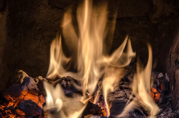 Žhavé uhlíky v ohni — Stock fotografie