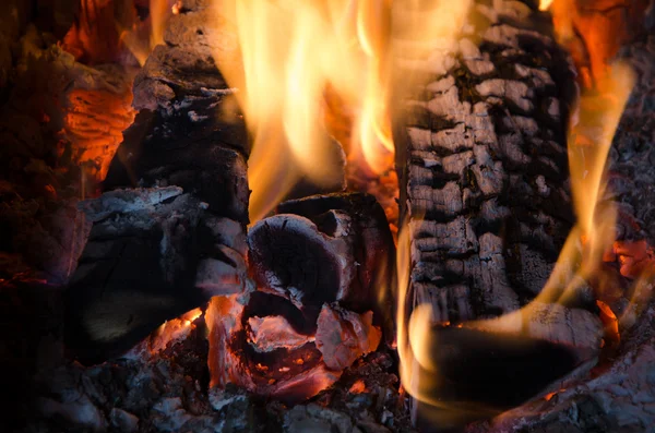 Gorące węgle w ogniu — Zdjęcie stockowe