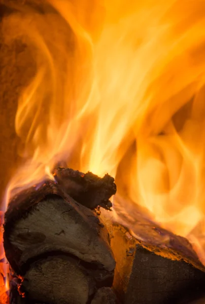 Carboni ardenti nel fuoco — Foto Stock