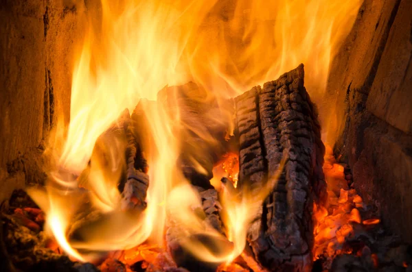 Ateşin içinde sıcak kömür