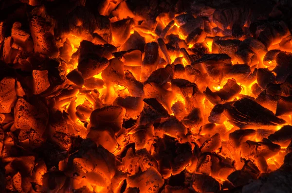 Ateşin içinde sıcak kömür
