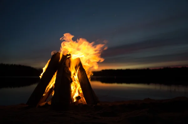Sahil kumu ateşin ortasına