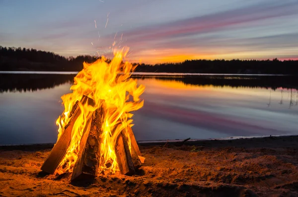 Sahil kumu ateşin ortasına