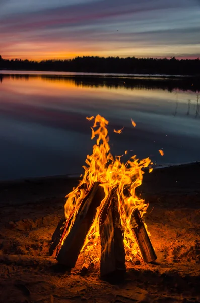 Bonfire บนทรายชายหาด — ภาพถ่ายสต็อก