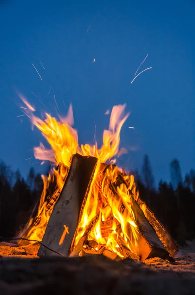 Bonfire sur la plage de sable — Photo