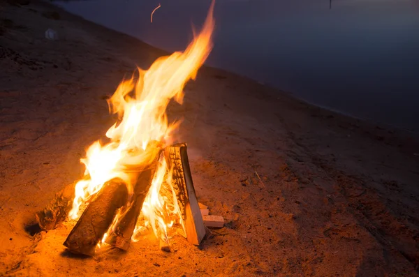 Api unggun di pasir pantai — Stok Foto
