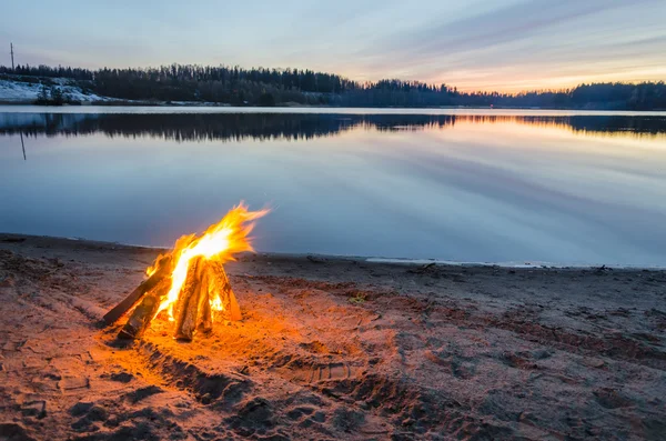 Bonfire บนทรายชายหาด — ภาพถ่ายสต็อก