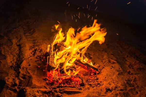 Bonfire sur la plage de sable — Photo