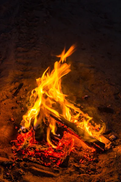 Bonfire sur la plage de sable — Photo