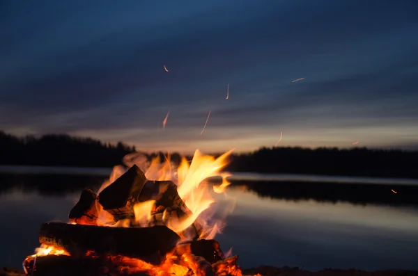 Sahil kumu ateşin ortasına
