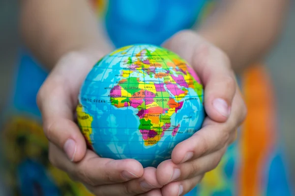 El küre. Bütün dünya senin ellerinde