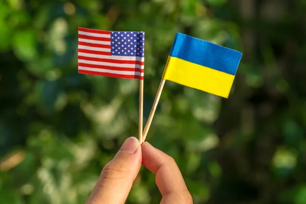 Сотрудничество двух стран, США и Украины, флаги — стоковое фото